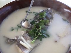 鱼头汤-湖边饭店
