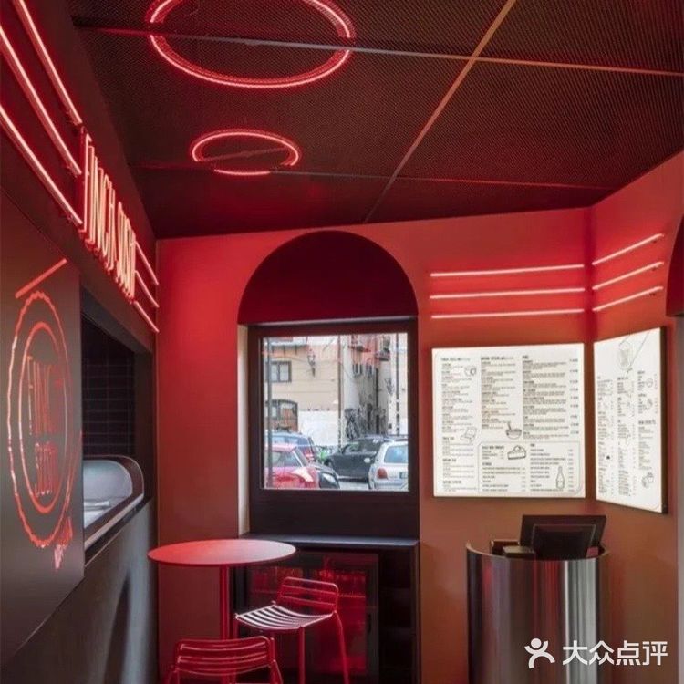 都市霓虹美学的寿司店餐吧设计|意大利