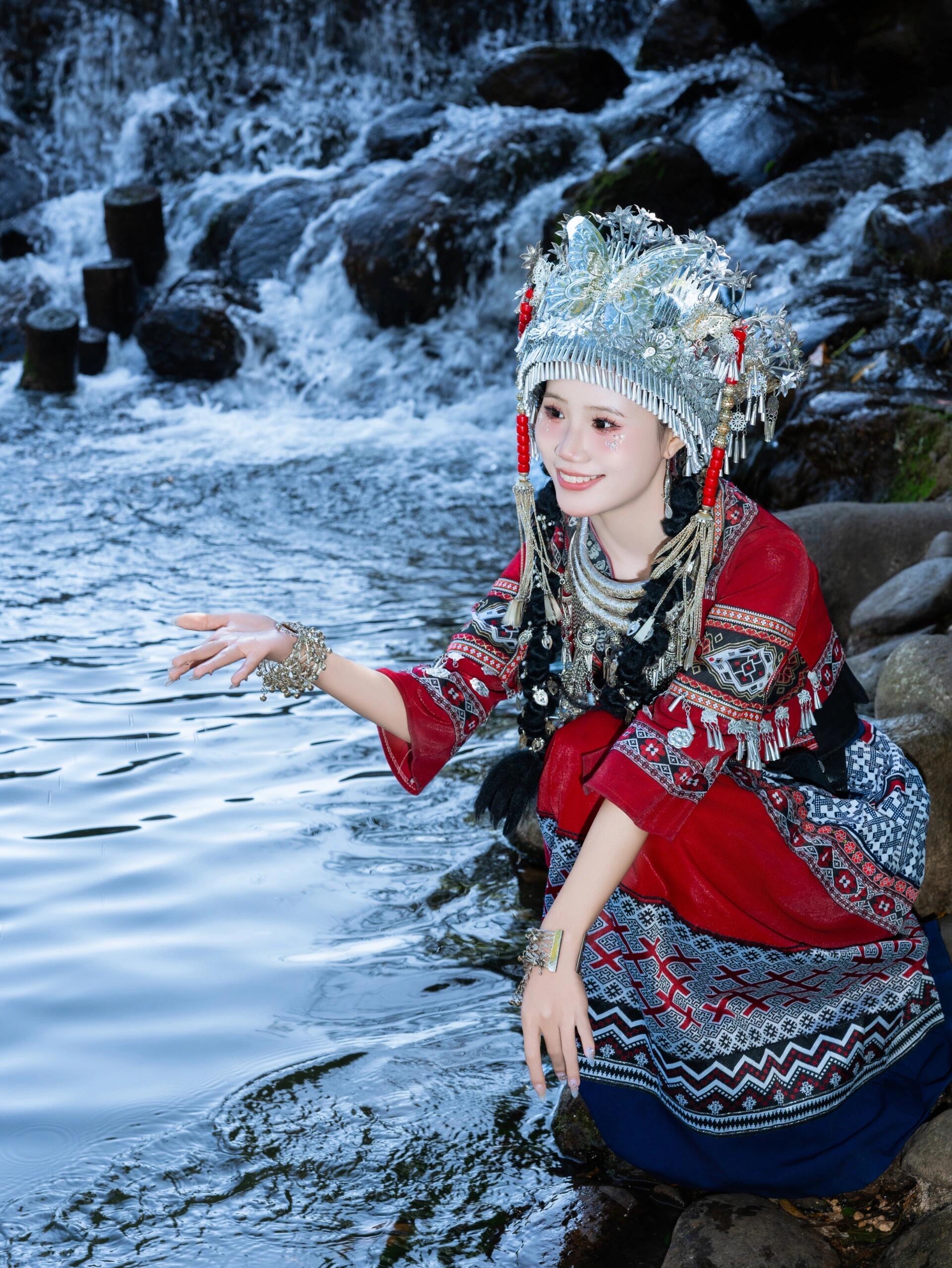 红色白纱苗疆的魅力哪个女孩能拒