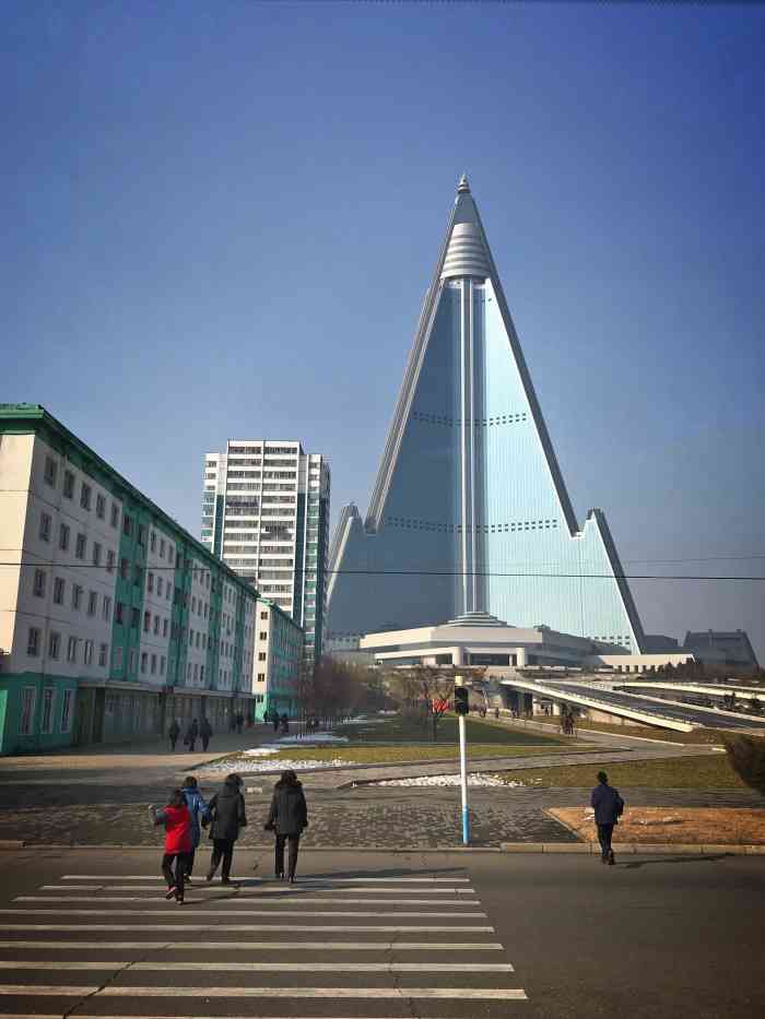 柳京饭店,现在已经贴上了外部的玻璃幕墙,如果是坐丹东到平壤的绿皮