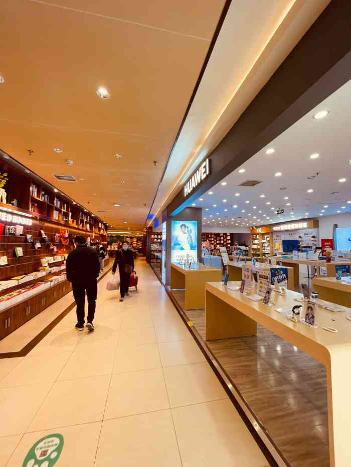 新华书店(邹容路店)-"很多年没有到解放碑,新华书店逛了,记得还.