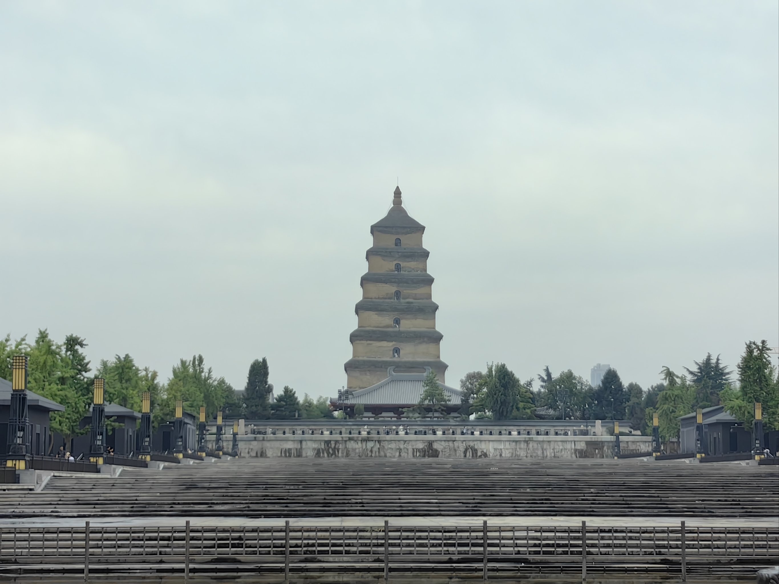 西安大雁塔白天和晚上的不同风景