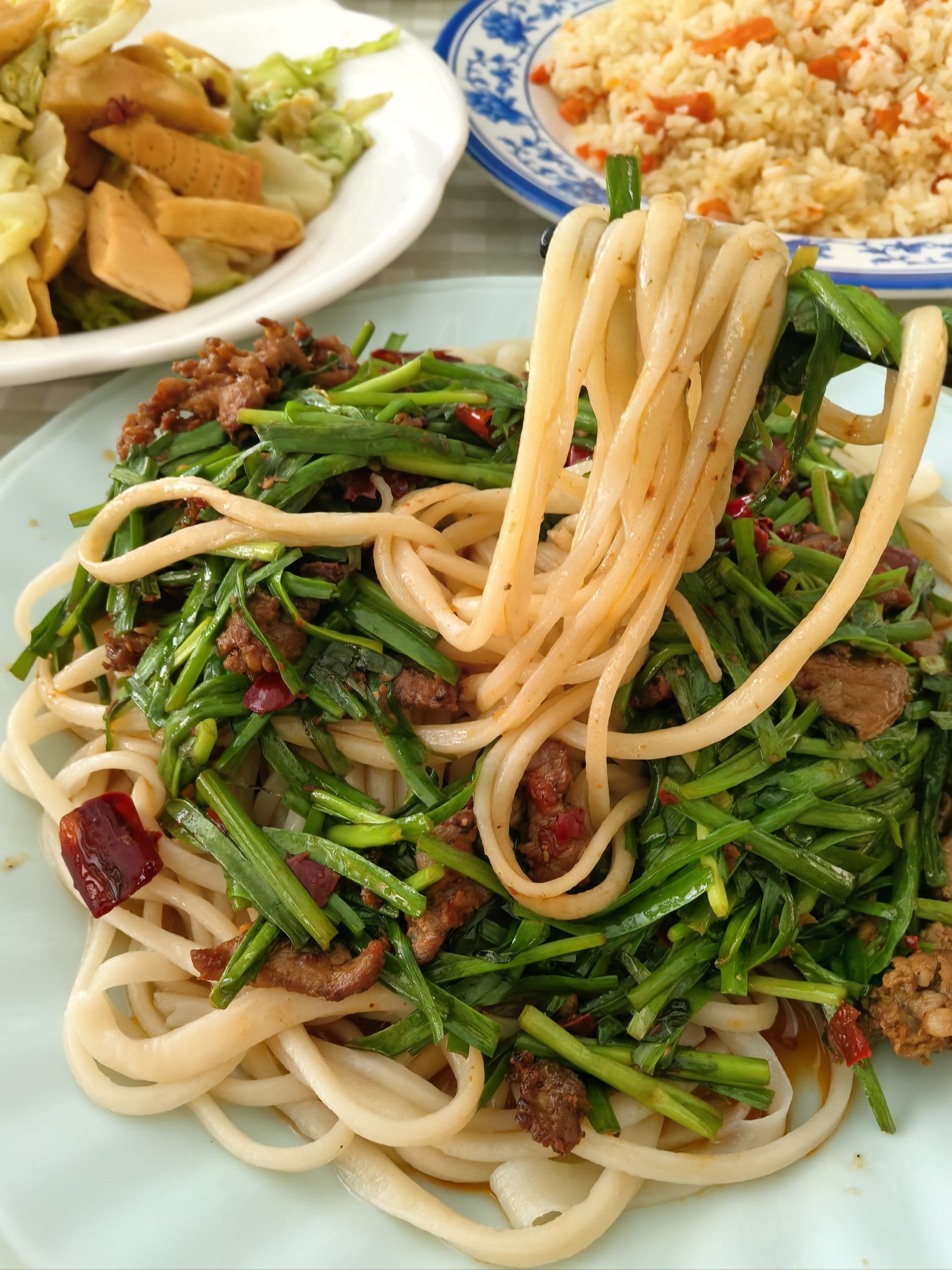 从前只知道韭菜炒鸡蛋,第一次吃到韭菜炒肉,还是