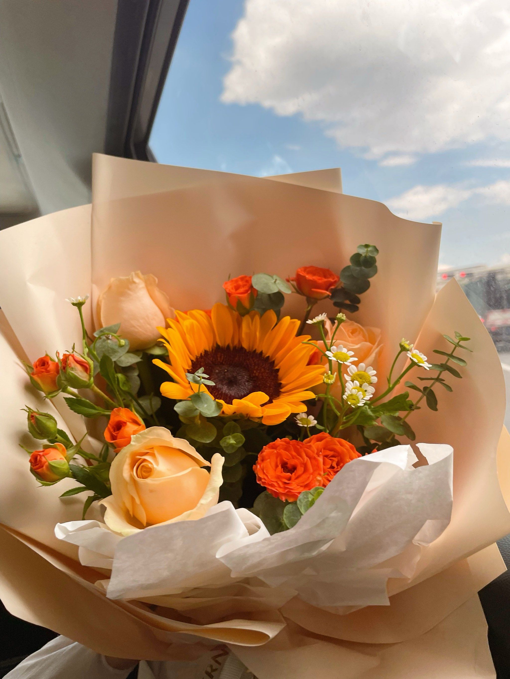 握着幸福的花束