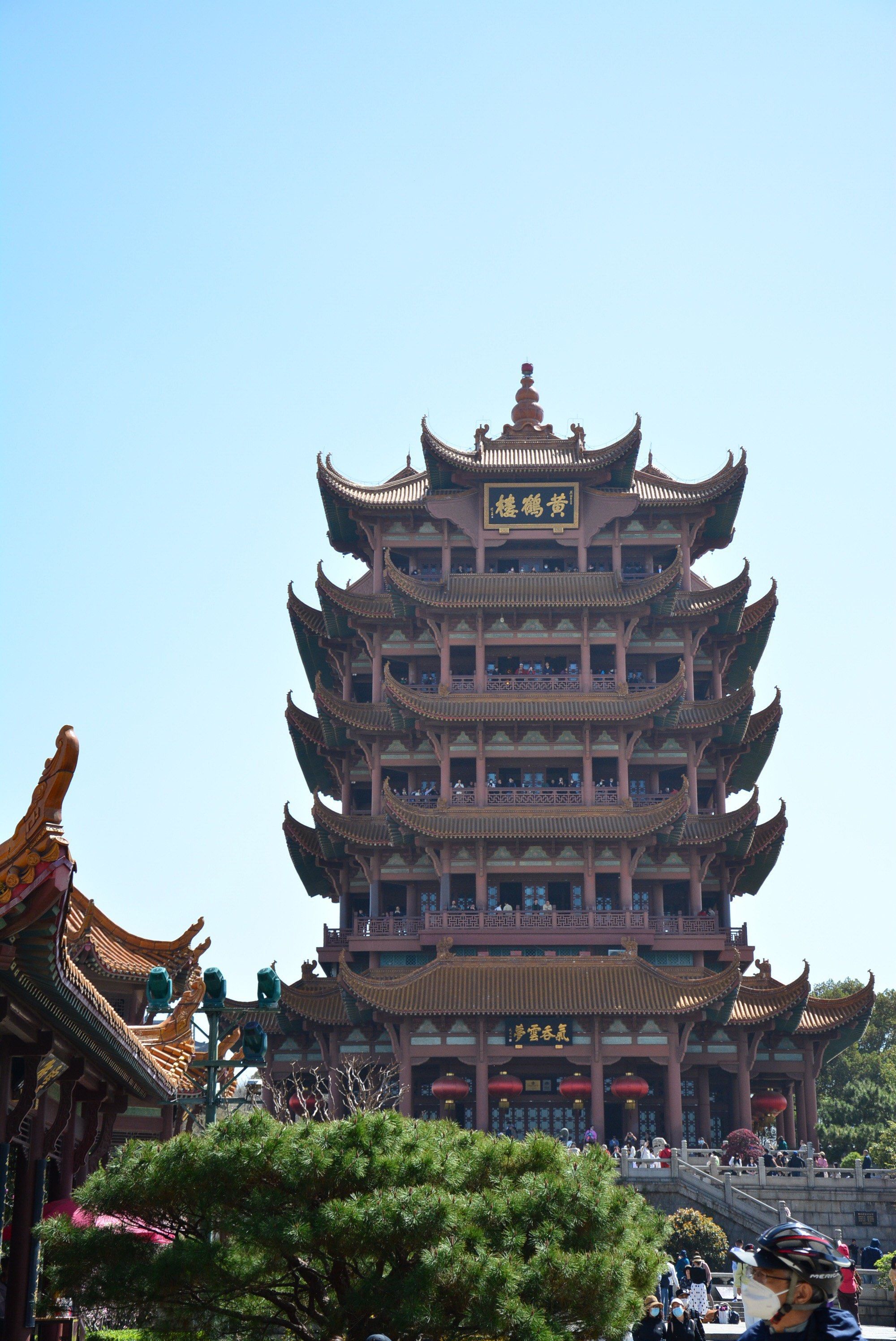 "气吞云梦"时,就想入画的古时江山是何等美景呀,气势所迫这黄鹤楼非登