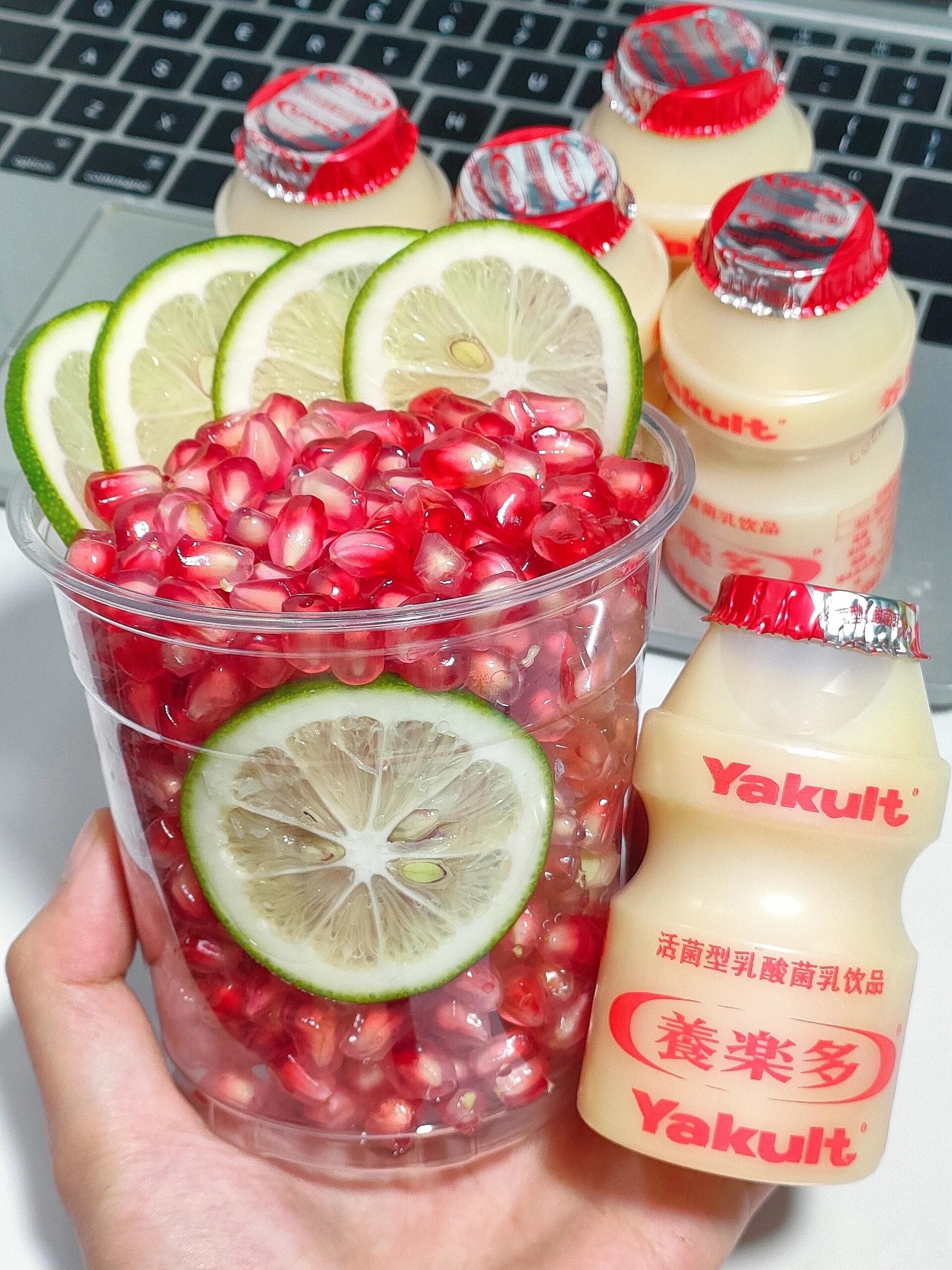 n材料石榴养乐多柠檬冰块\\n做法\\n石榴剥皮取出石榴肉压抄汁
