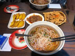 张飞牛肉面-爆炸头阿姨小四川正宗川味小吃(无任何分店)