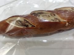 红豆碱水面包-天井·丑面包搭咖啡
