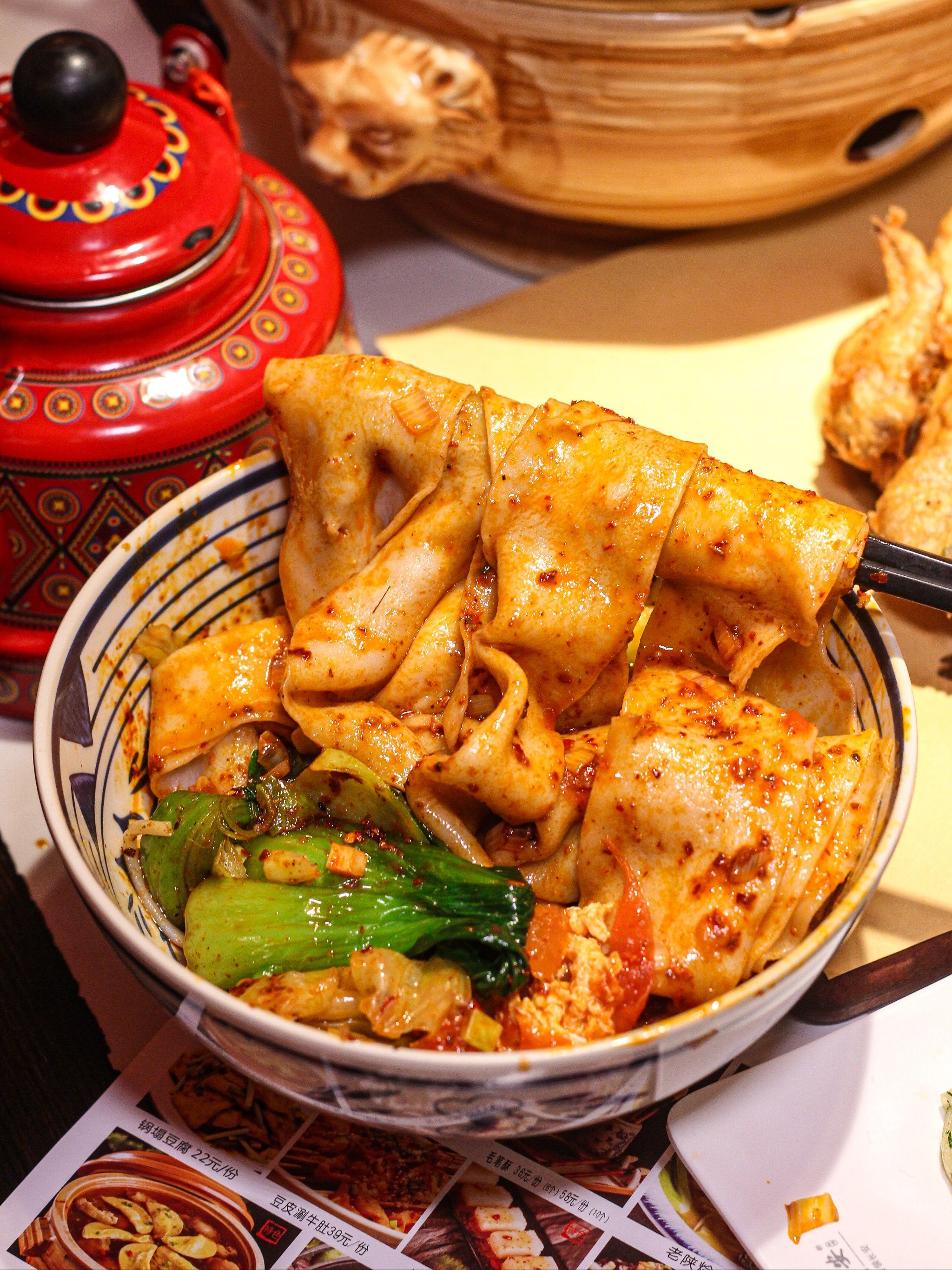 氛围感满满
而且他家的陕菜口味地道的不行,太爱了

吃陕菜当然