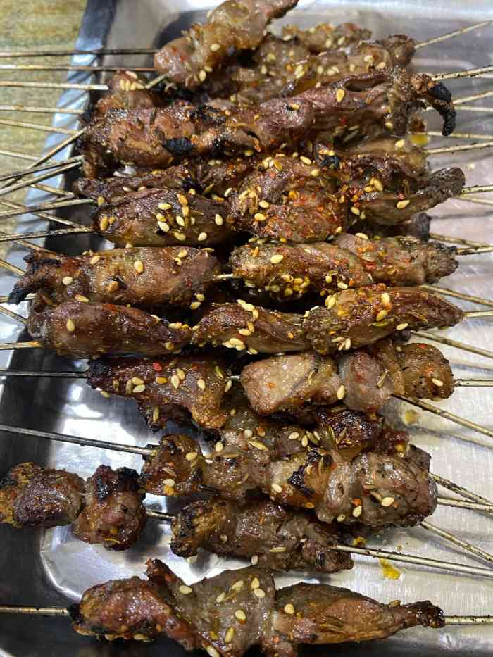 大尾巴羊肉串-"冒雨和朋友中午去中街吃了个串 之前总是.