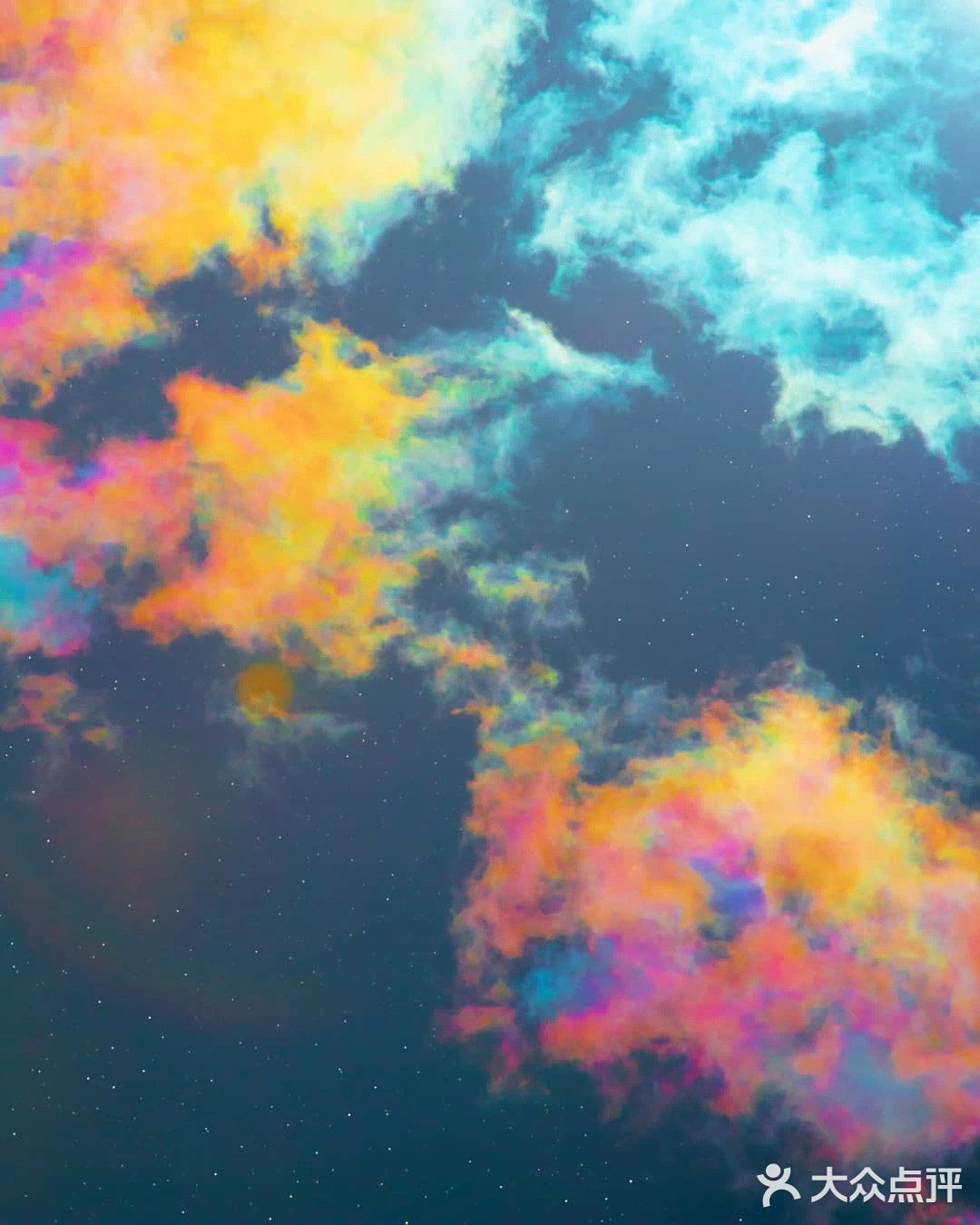 江河湖海、土壤和植物里的水分，每时每刻都在蒸发，变成水汽后进