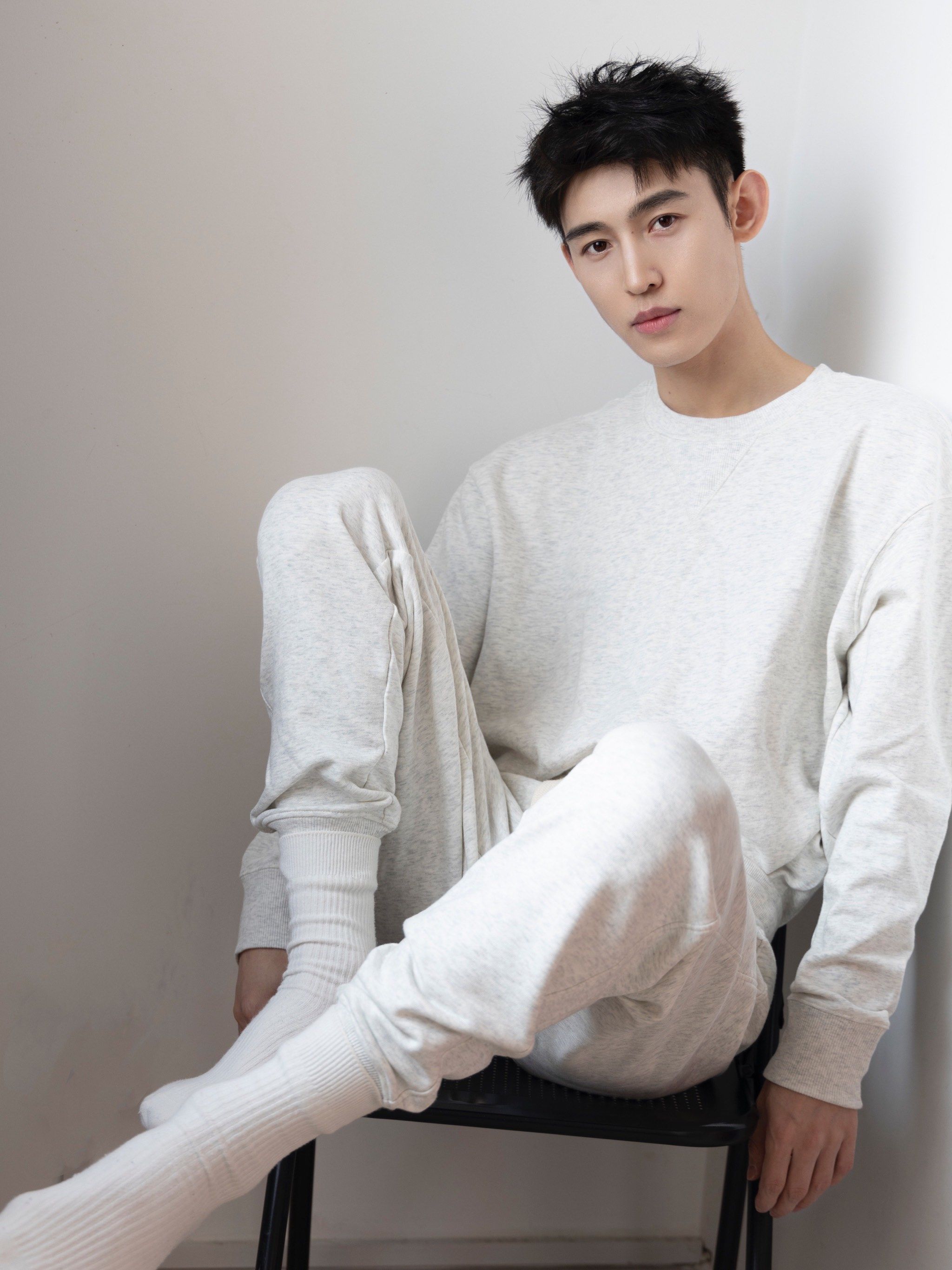 男大学生白色睡衣搭配白袜好看吗