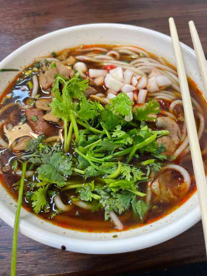 明静生烫牛肉面馆(前进二路总店)-"店面开在一个小区门口的街边上,看