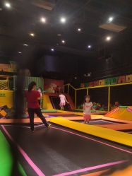 -蹦蹦跳跳(新奥购物中心店)