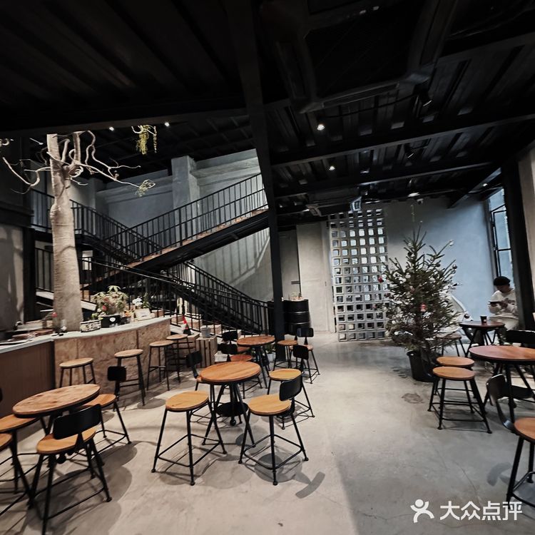 在室内大树旁边喝咖啡☕～自带热带花园的veins绿植咖啡店