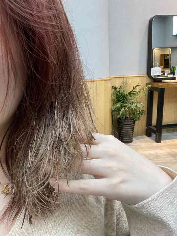 欧梵beautysalon(西康路店)-"今天去西康路剪头发,看到两个理发店