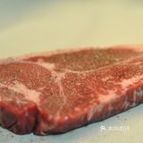 翻面以后放黄油，把融化的黄油不断的淋在肉上