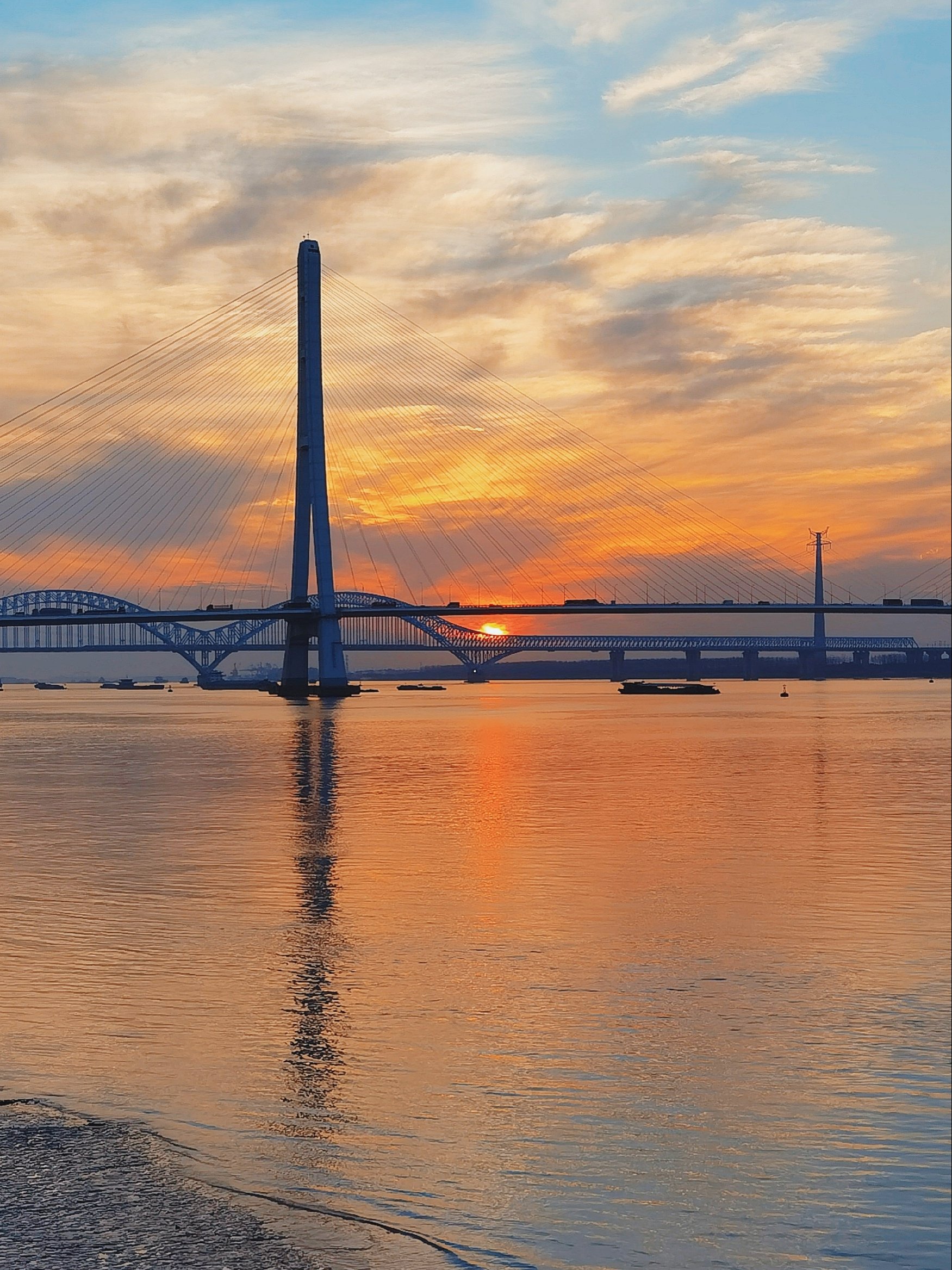 南京鱼嘴湿地公园夕阳图片