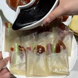 不管别人！我先吃俩碗！