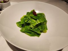 炝拌山苏花-荣轩(新荣记环球金融中心店)