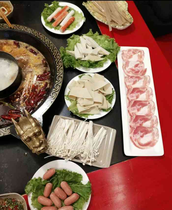 鼎龙老火锅(雁翔路店)-"【环境】整个就是川渝风格的装修,主色红色.