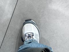 -SALOMON萨洛蒙(长沙国金街店)