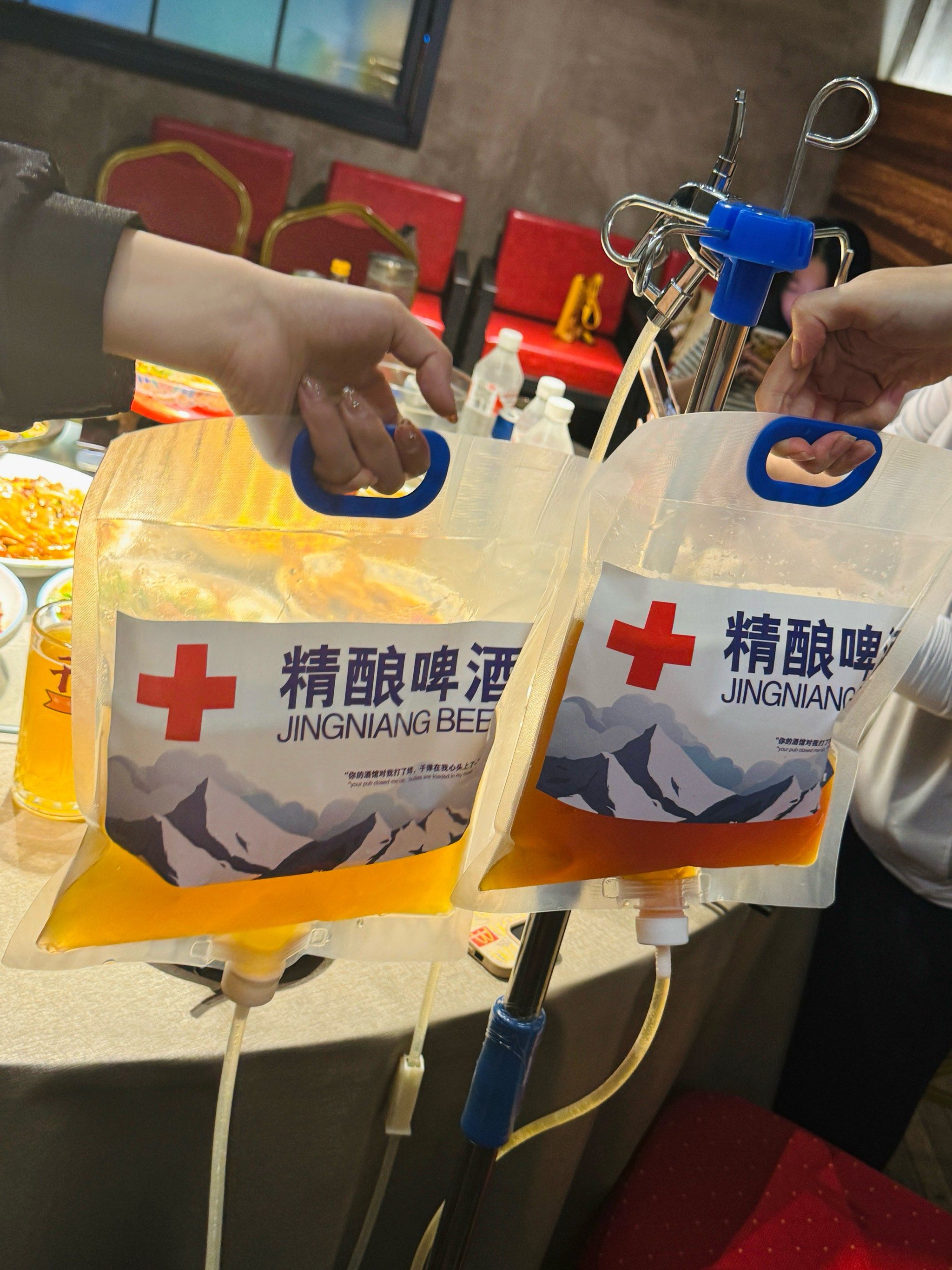 现在景德镇喝啤酒都打吊瓶的是吧