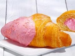 草莓流心羊角-瑞幸咖啡(临海市银泰城店)