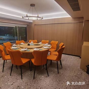聚餐同事选的，还是新开的，整体环境大气，整洁，漂亮
