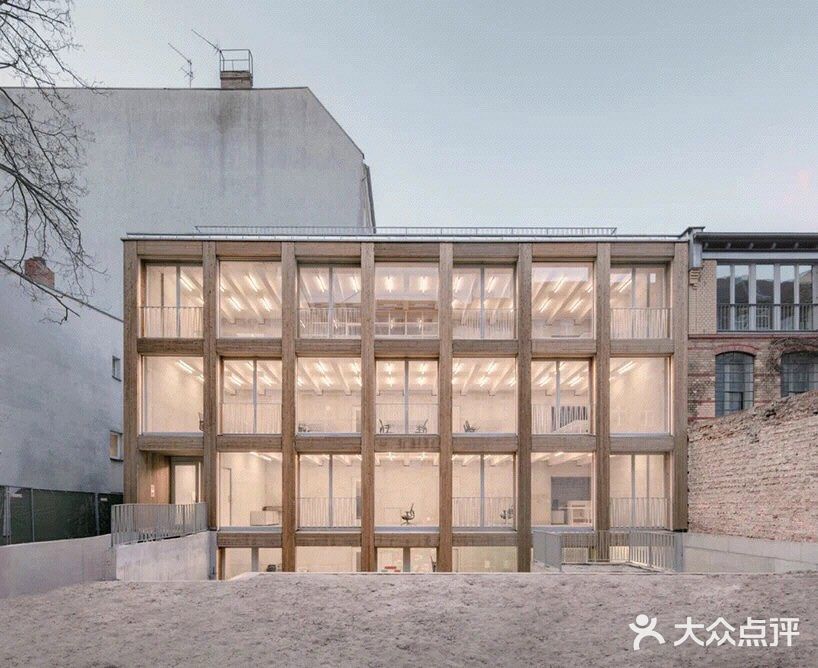 由马车房和车间改造的共享工作空间REMISE