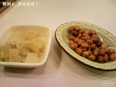 送的兩個小菜.-潮福城大酒楼·潮味粤品·港式点心(湖滨北路店)