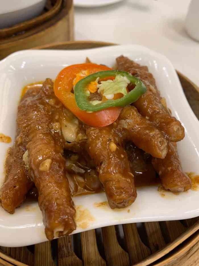 银灯食府"银灯食府位于海珠广场,广州解放纪念像的身.