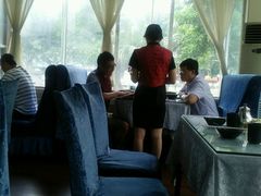 靠窗位-巴扎美食·新疆菜·西域歌舞表演餐厅(新疆大厦店)