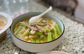 Sour Soup with Lotus Stem and Pig's Tripe