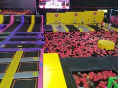 -嘿哟动霸CHUA·新潮玩运动娱乐中心·蹦床滑冰团建乐园