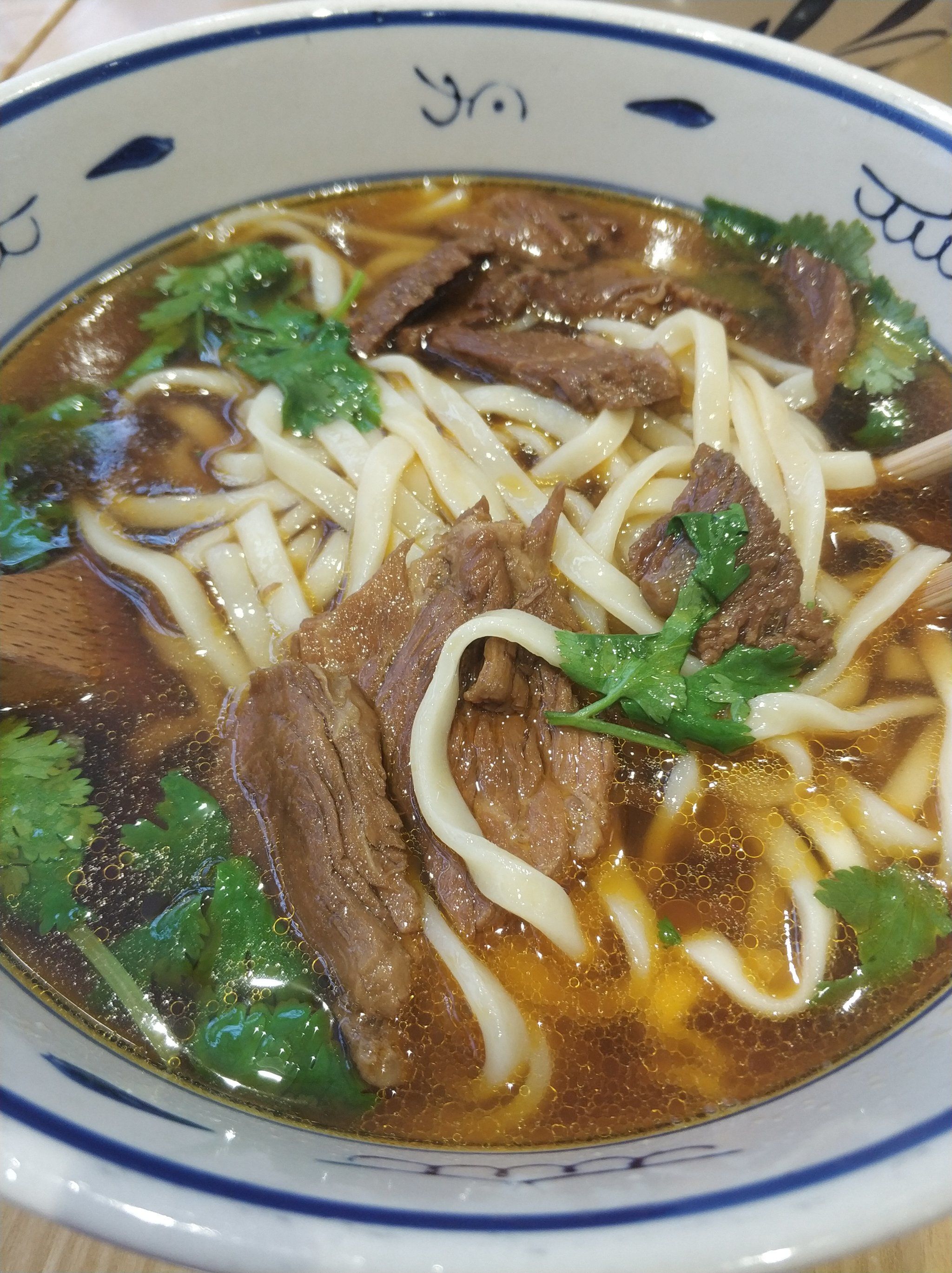 后来觉得天气冷还是来点热乎的汤面比较好,我点了一碗招牌牛肉面,朋友