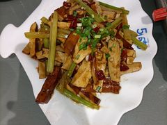 -梓檚中餐厅湖北菜小龙虾武昌鱼排骨藕汤(黄鹤楼店)