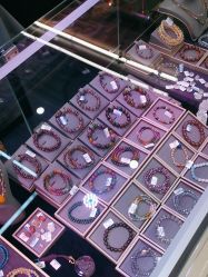 -灵彩珠宝(朗香街店)
