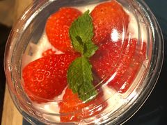 草莓酸奶饮品-巴黎贝甜·生日蛋糕(环球中心店)