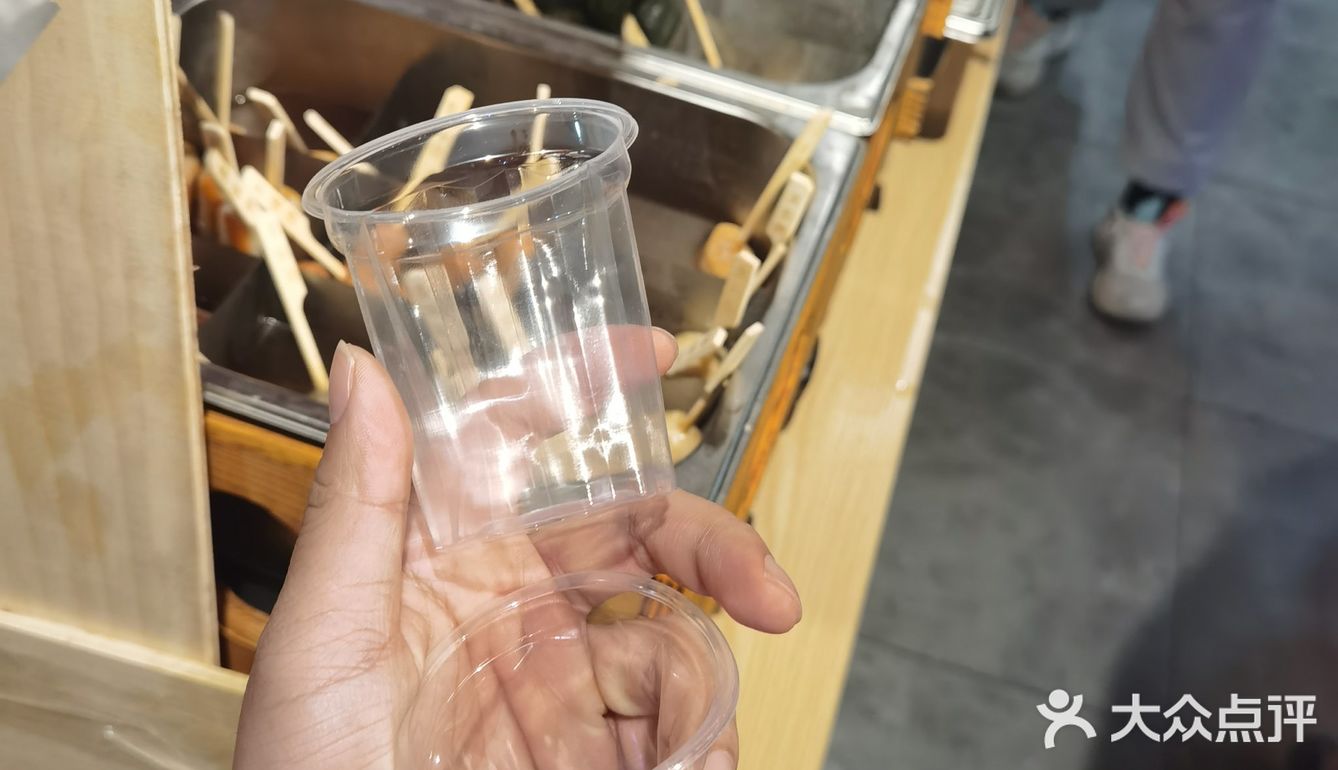 居然让我用这么小的杯子吃关东煮而且不能喝汤