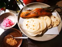 烟熏三文鱼配烤饺子皮和芥末籽酱-BOR Eatery(安福路店)