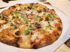 自制腌肉牛肋条披萨-Mercato莫卡多露台餐厅与酒吧(K11店)