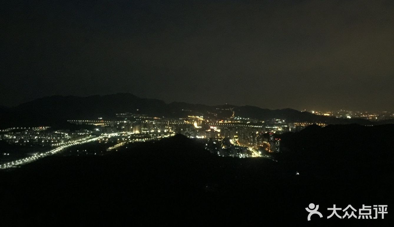 没到定都阁，中门寺上去，在去赵家洼的路上，好几个平台