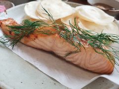 烟熏三文鱼配烤饺子皮和芥末籽酱-BOR Eatery(安福路店)