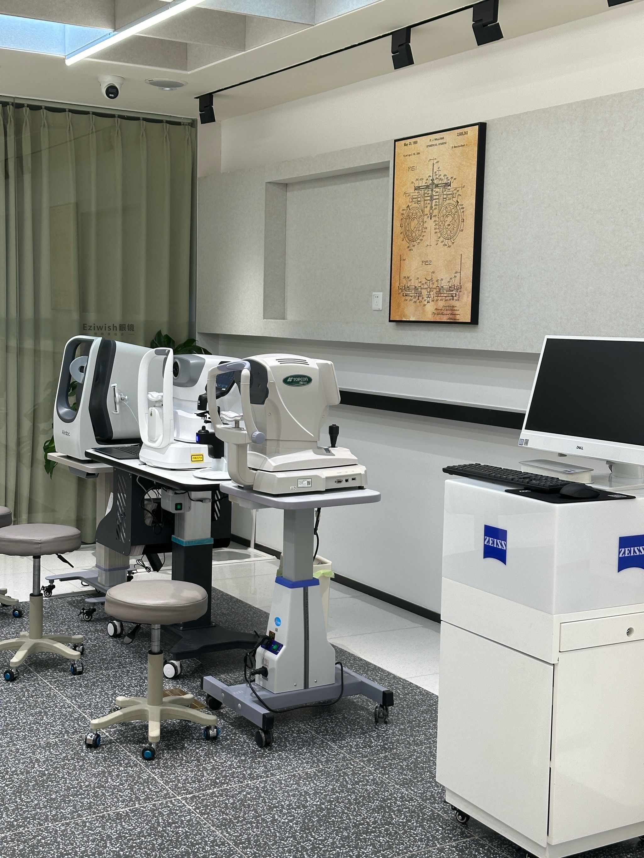 在海岸城写字楼上的一家眼镜店,店内环境很好,空间比较大,应该是新开