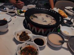 -洪氏嗨捞·广东猪肚鸡·椰子鸡火锅(西咸万象城店)