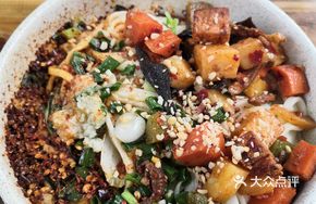 Spicy Oil-Poured Noodles with Sauce