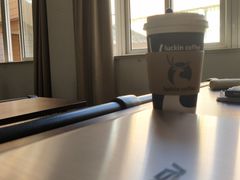 靠窗位-瑞幸咖啡(华东理工大学商学院店)