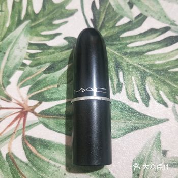 上唇会非常卡纹起皮。但是这只颜色真的很好看