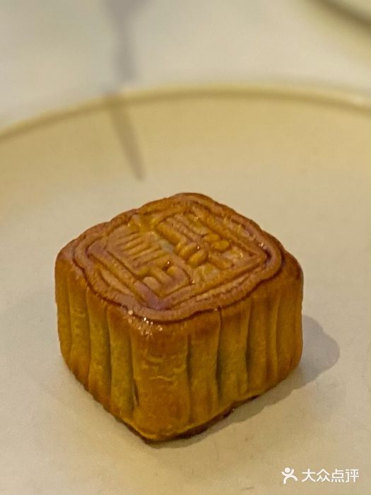 上海半岛酒店·半岛精品店莲蓉蛋黄月饼图片